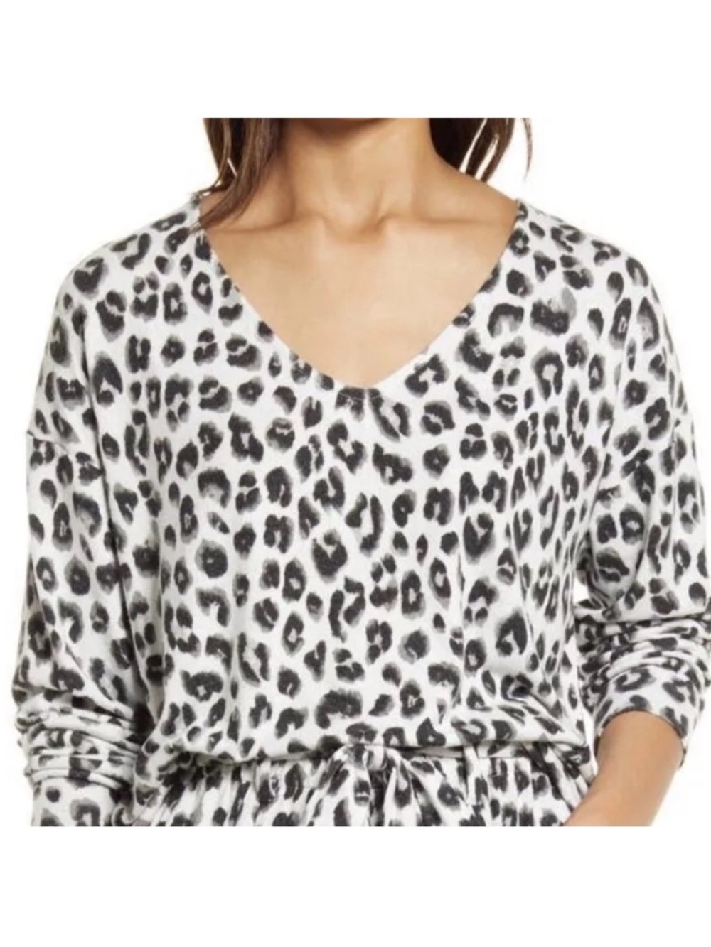 Gibsonlook Snow Leopard V Neck Cozy Fleece Long Sleeve Top Size Small NWT